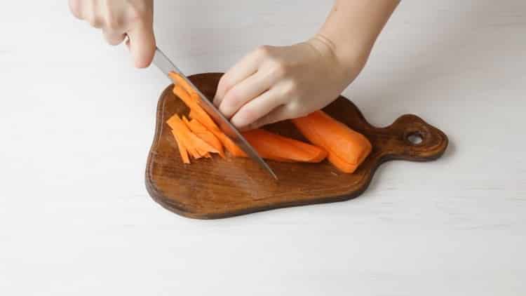 Hacken Sie die Karotten, um die Grundlagen vorzubereiten