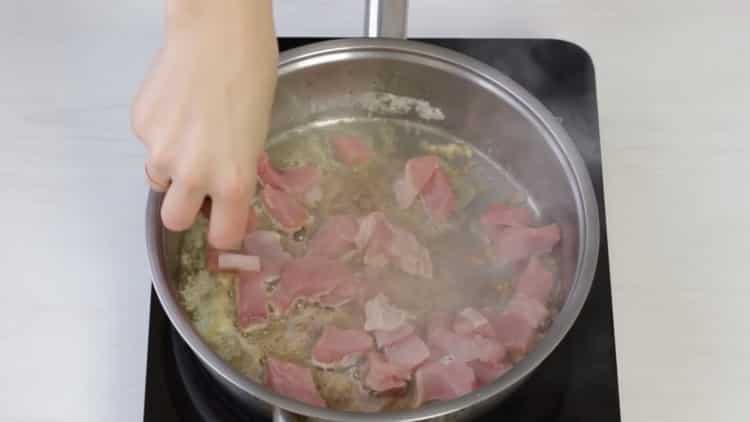 Per cucinare il basilico, friggere la carne