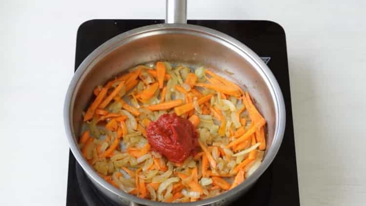 Προσθέστε την πάστα ντομάτας για να κάνετε τα βασικά