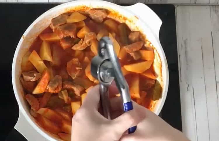 Προσθέστε το σκόρδο για να κάνετε τα χοιρινά βασικά