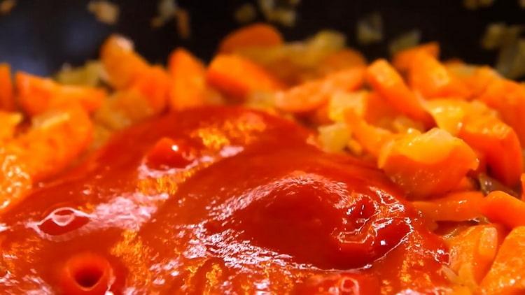 За да направите татарски основи, добавете доматено пюре