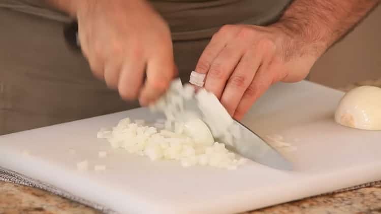 Per preparare le basi del tartaro, tagliare la cipolla