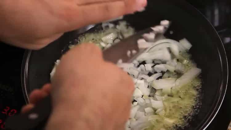 Per preparare le basi in tataro, scalda la padella