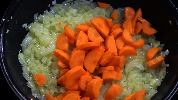 Για να προετοιμάσετε τα βασικά του Τατάρ, τα λαχανικά τηγανίζετε