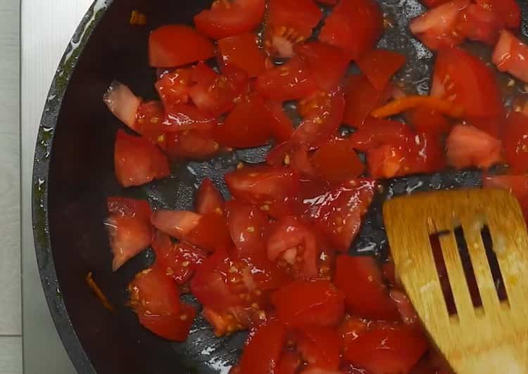 Για να φτιάξετε το βασιλικό, τηγανίζετε τις ντομάτες