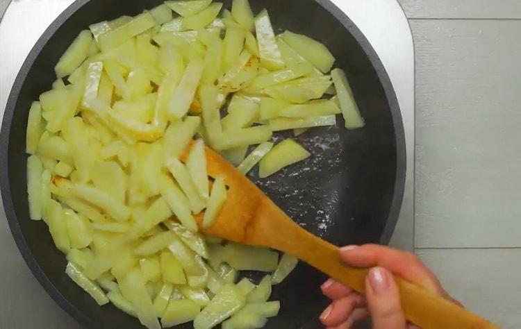 Friggere le patate per preparare le basi