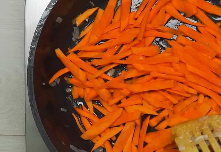 За да приготвите основите, нарежете морковите