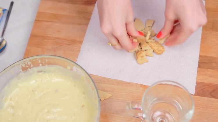 Mahlen Sie Kekse, um Pudding zu machen