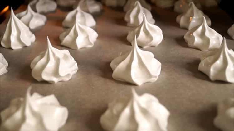 Painitin ang oven upang makagawa ng mga meringues