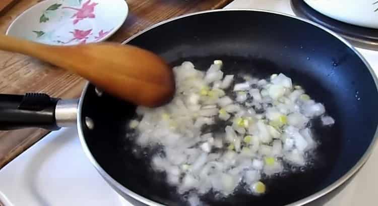 Per cucinare, friggere le cipolle