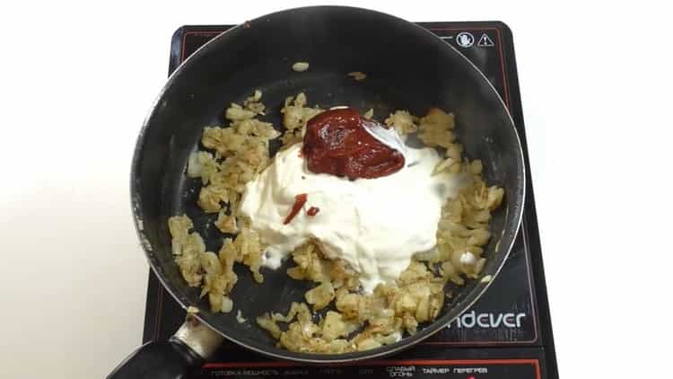 За готвене на телешко строганоф добавете заквасена сметана и доматено пюре