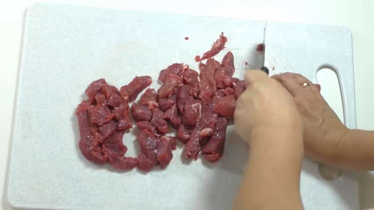 Μαγειρεύουμε το στρογγυλό βόειο κρέας σύμφωνα με μια απλή συνταγή με μια φωτογραφία