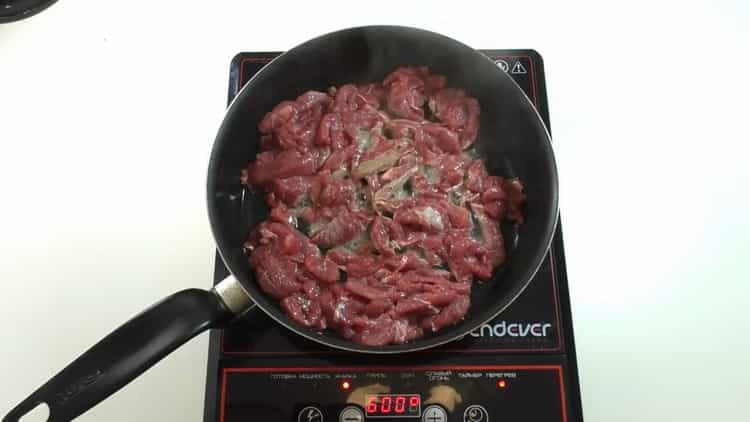Braten Sie das Fleisch, um Stroganoff zu kochen