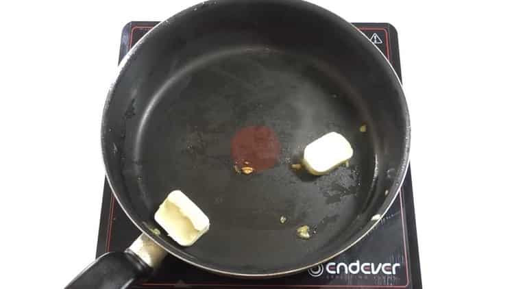 Για να προετοιμάσετε το stroganoff του βοδινού, παρασκευάστε το βούτυρο