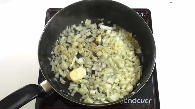 Zum Kochen die Zwiebeln anbraten