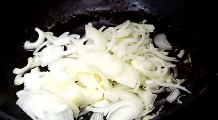 Per cucinare il filetto alla Stroganoff, friggi le cipolle
