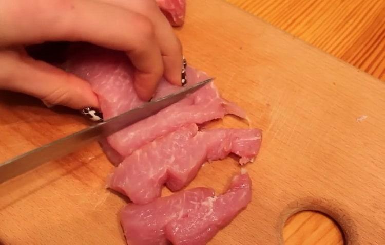 Keittäminen sianliha-naudanlihaa stroganoff kastikkeella