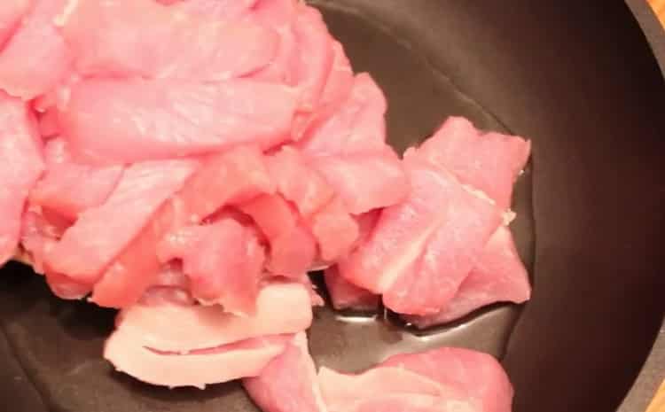 Για να προετοιμάσετε το stroganoff του βοδινού, ετοιμάστε τα συστατικά