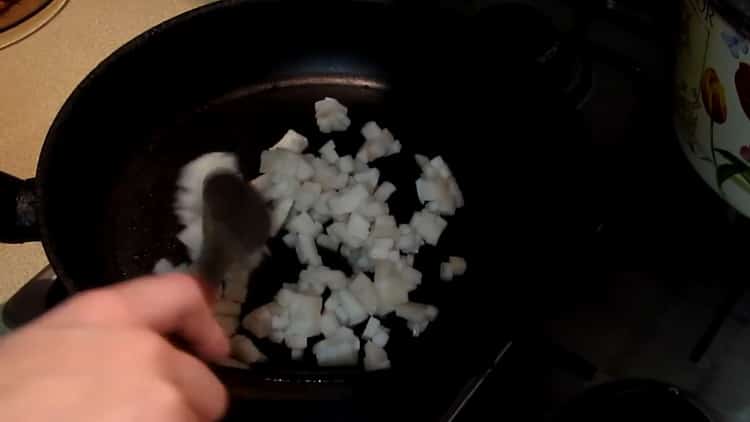 Για να μαγειρέψετε το μπορς με φασόλια, τηγανίζετε λίπος