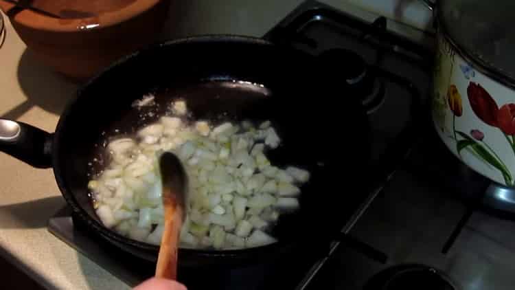 Braten Sie die Zwiebeln an, um Borschtsch mit Bohnen zu kochen