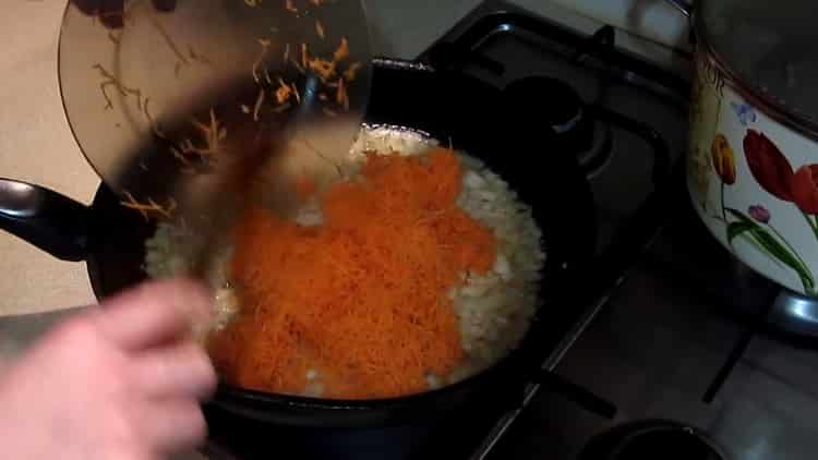 Per cucinare il borsch con i fagioli, friggere tutti gli ingredienti