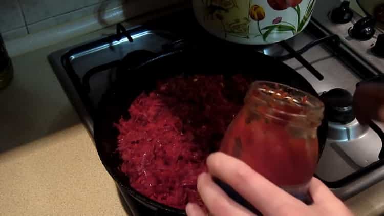 Fügen Sie Tomatenmark hinzu, um Borschtsch mit Bohnen zuzubereiten