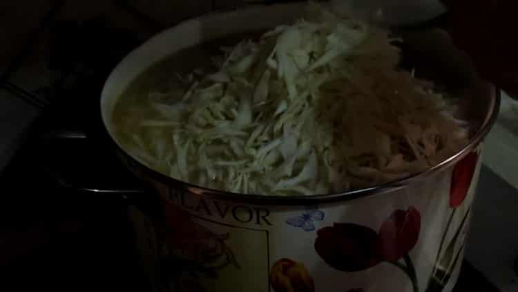Για το μαγείρεμα borsch με φασόλια, ψιλοκόψτε λάχανο