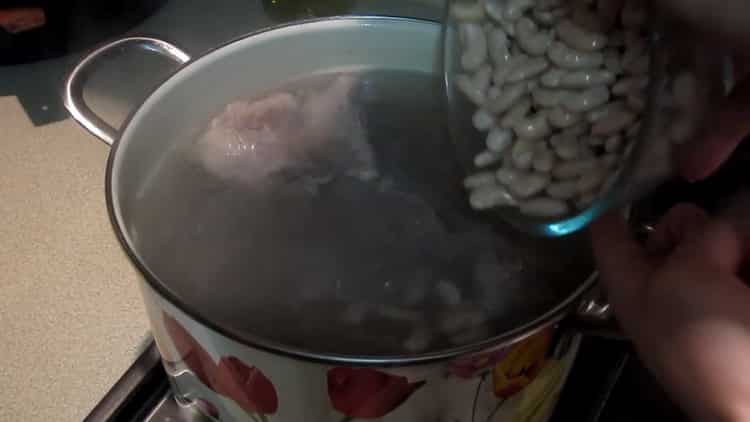 Για να μαγειρέψετε το μπορς με φασόλια, βράστε τα φασόλια