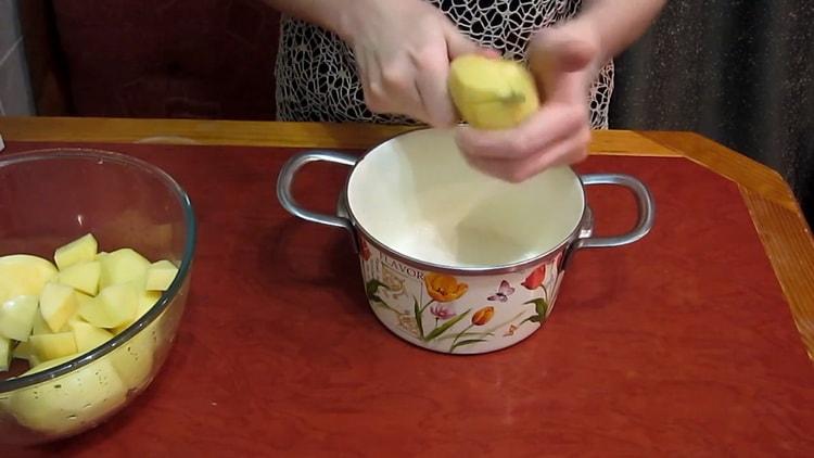 Zum Kochen von Borschtsch mit Bohnen die Kartoffeln hacken