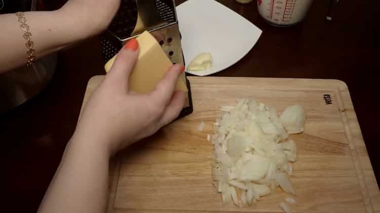 Reiben Sie Käse, um Brokkoli zu machen