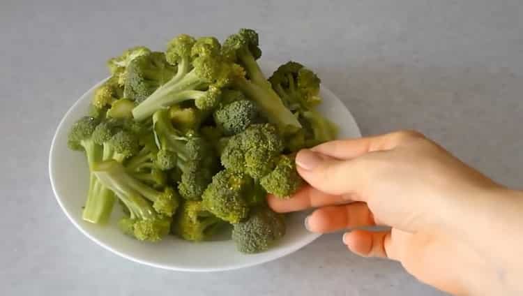 Ang pagluluto ng broccoli sa pagluluto sa isang kawali