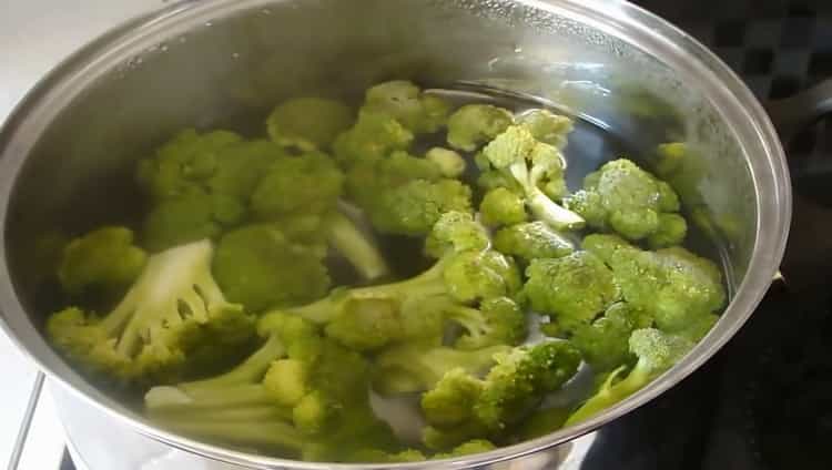 Bereiten Sie die Zutaten für Brokkoli