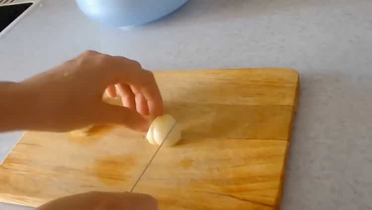 Κόψτε το σκόρδο για να φτιάξετε μπρόκολο