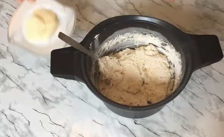 Per preparare i panini, impastare la pasta