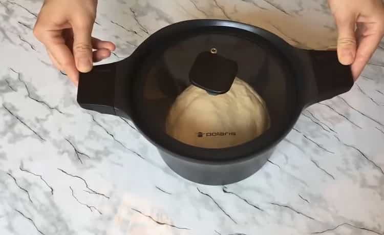 За да направите кифлички, поставете тестото върху тестото