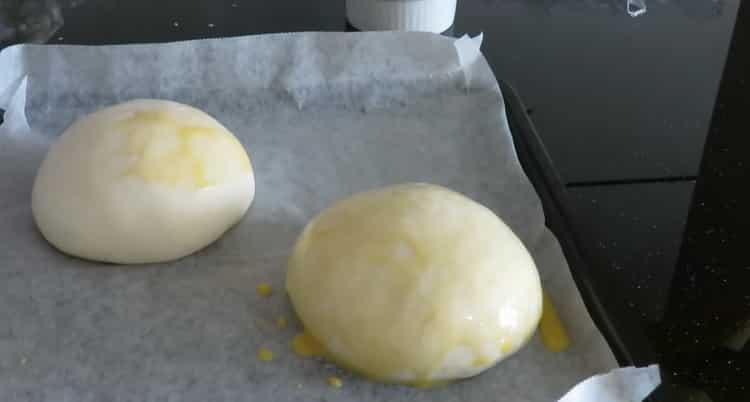 За да направите кифлички, намажете тестото с яйце