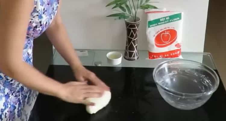 Impastare la pasta per fare un panino