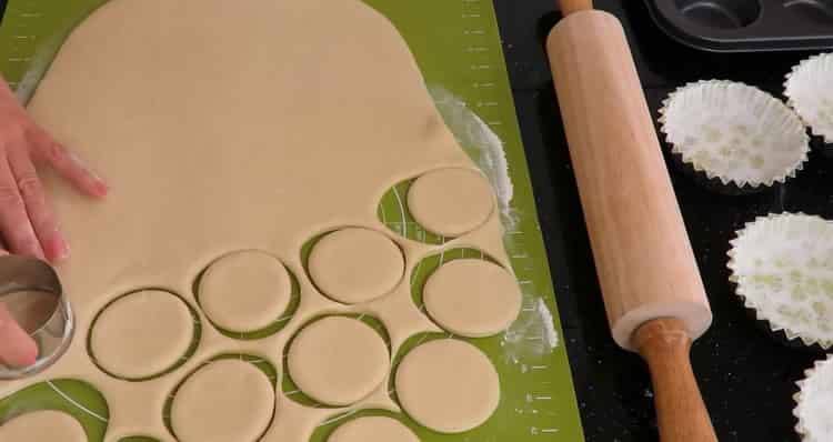 Vyvařte těsto, abyste si vyrobili cukrové housky.