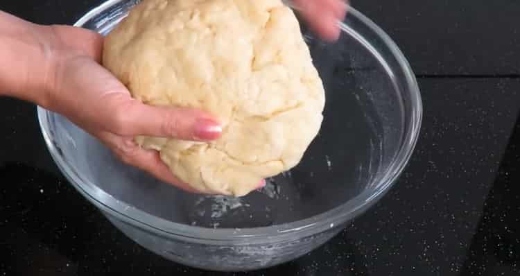 Impastare la pasta per fare i panini di zucchero