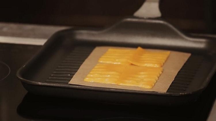 Paista juusto hampurilaisen valmistamiseksi
