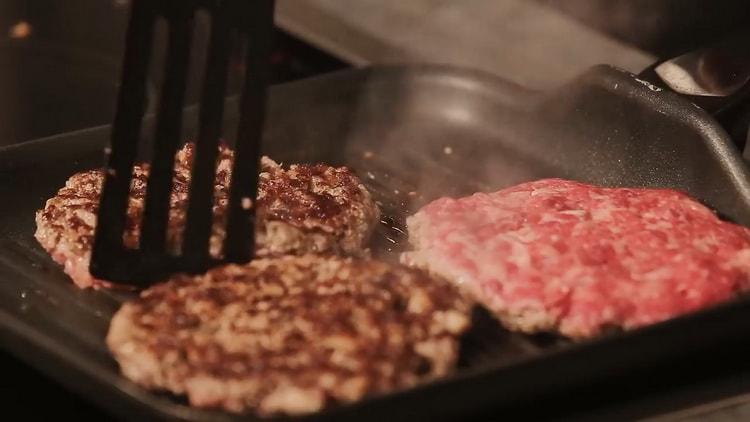 Per fare un hamburger, friggere le cotolette