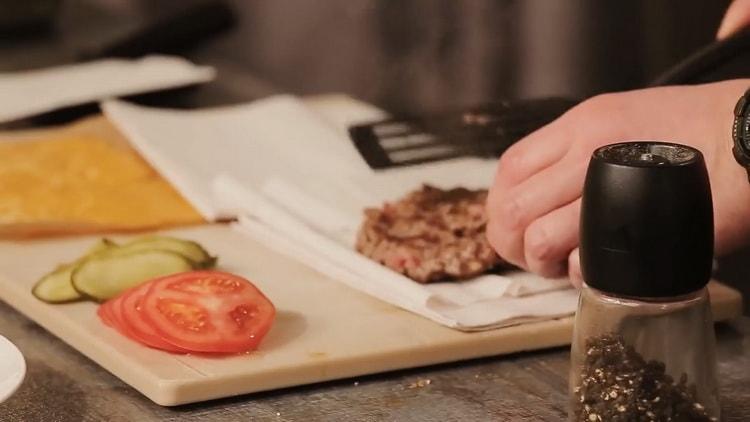 Um einen Burger zuzubereiten, entfernen Sie überschüssiges Fett von den Schnitzeln