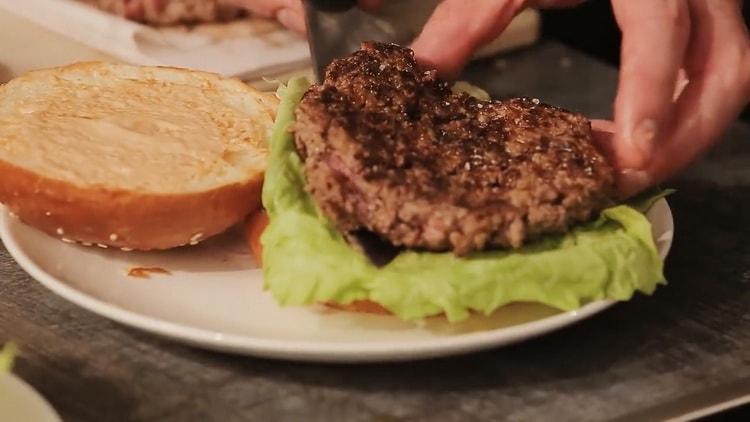 Egy hamburger elkészítéséhez tedd a pogácsát a zsemlere