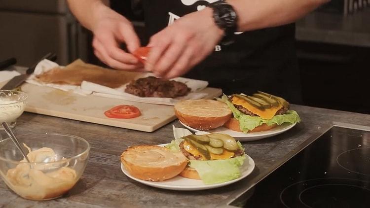 Disporre gli ingredienti per un hamburger.