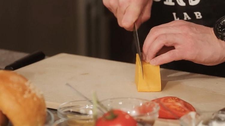 Norėdami pasigaminti mėsainį, susmulkinkite sūrį
