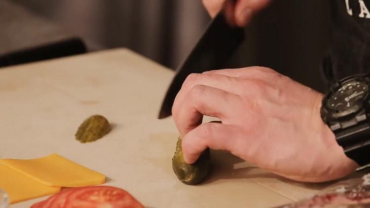 Norėdami pagaminti mėsainį, supjaustykite agurką