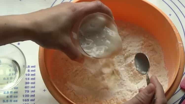 Aggiungi acqua bollente per preparare l'impasto.