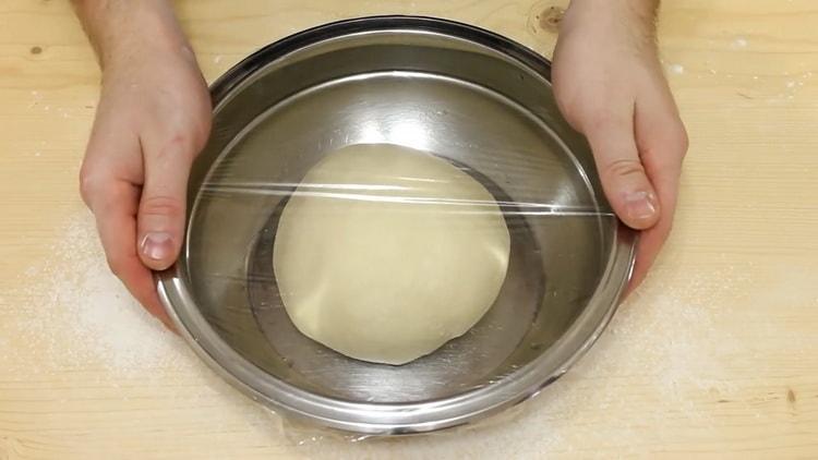 A tészta elkészítéséhez helyezze a tésztát a film alá