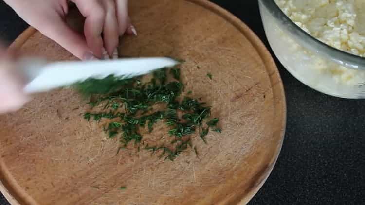 Um Käsewaffeln in einem Waffeleisen zuzubereiten, schneiden Sie das Gemüse