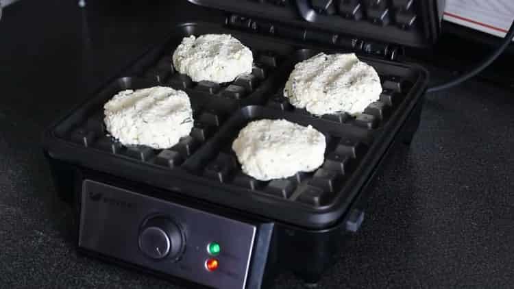 A sajt ostyák készítéséhez gofrisütőben készítsék elő a technikát